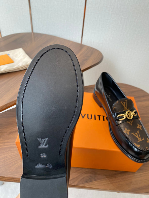 Mocassino piatto LV Chess in tela monogramma marrone e pelle verniciata nera 477726