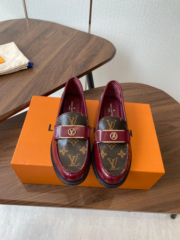 Mocassino LV Academy in tela monogramma marrone e pelle verniciata bordeaux 477727
