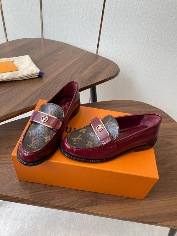 Mocassino LV Academy in tela monogramma marrone e pelle verniciata bordeaux 477727
