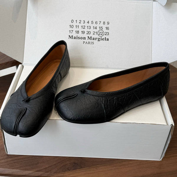 MM Split Toe Flat Heel Black Textured Leather 890029