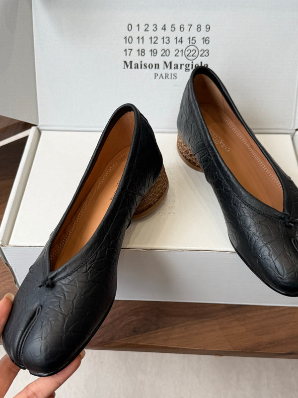 MM Split Toe Low Heel 3cm Black Textured Leather 890033