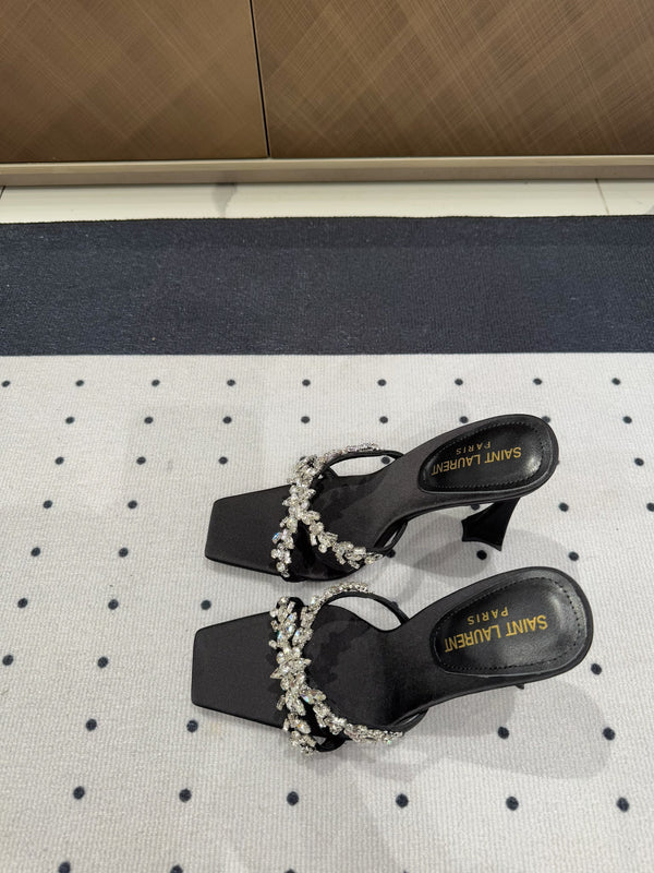 MULES CON CINTURINO INCROCIATO E STRASS ALTI IN SETA NERA