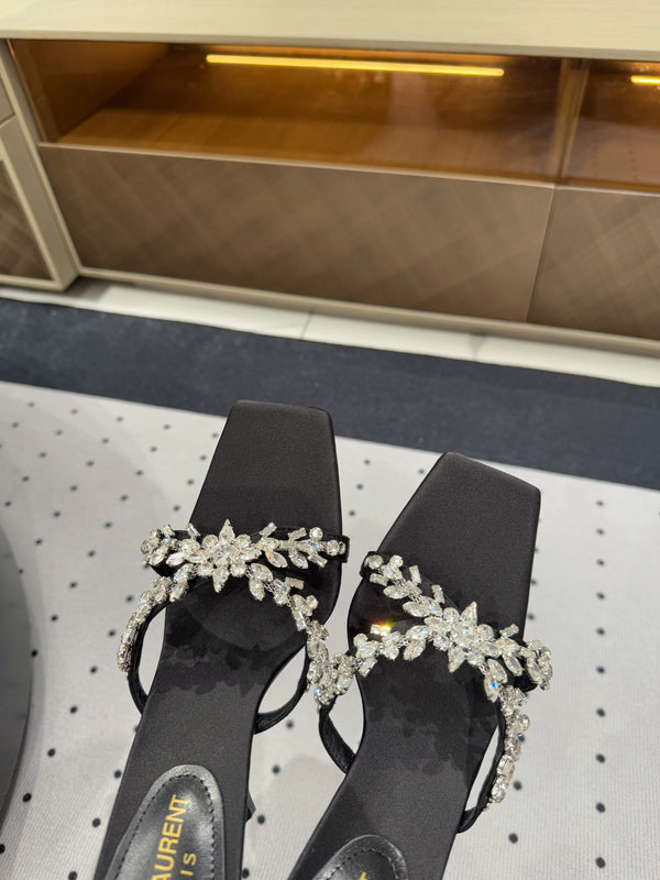 MULES CON CINTURINO INCROCIATO E STRASS ALTI IN SETA NERA
