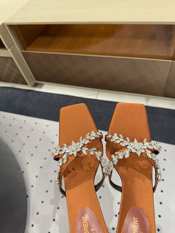 MULES CON CINTURINO INCROCIATO E STRASS ALTI IN SETA MARRONE BRONZO