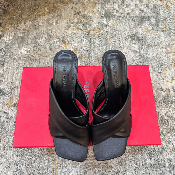 Sandales Ferragamo Gancini à talon matelassé 9cm en cuir de vachette noir 694847