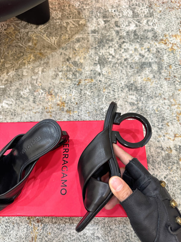 Sandales Ferragamo Gancini à talon matelassé 9cm en cuir de vachette noir 694847