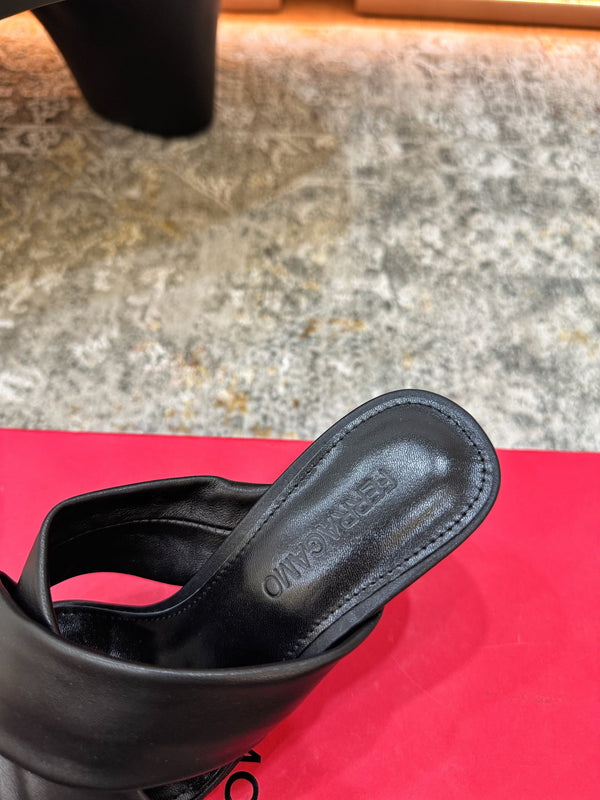 Sandales Ferragamo Gancini à talon matelassé 9cm en cuir de vachette noir 694847