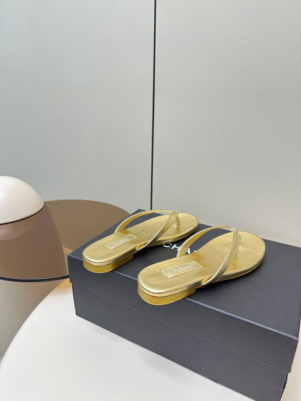Sandalo infradito CC 25 con logo a diamante in argento metallizzato oro
