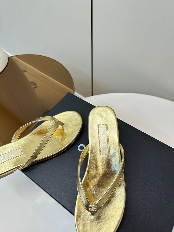 Sandalo infradito CC 25 con logo a diamante in argento metallizzato oro