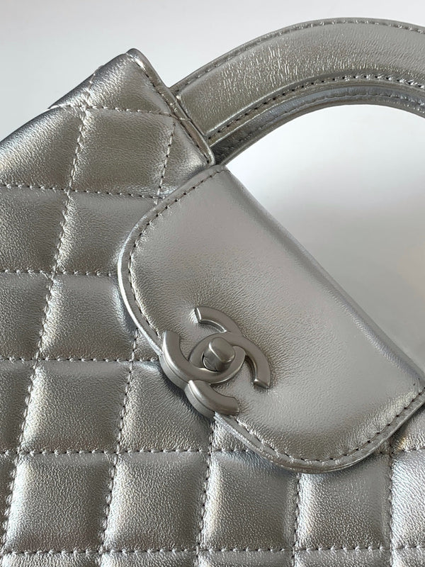 cc 24a nano cabas kelly 19cm agneau métallisé argenté