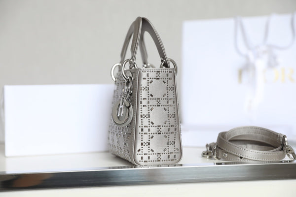 Borsa CD Lady Dior Mini Diamond in raso grigio