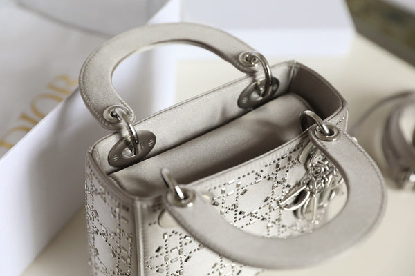 Borsa CD Lady Dior Mini Diamond in raso grigio