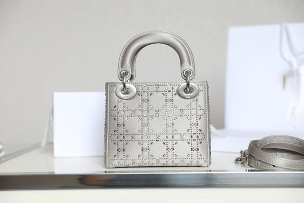 Borsa CD Lady Dior Mini Diamond in raso grigio