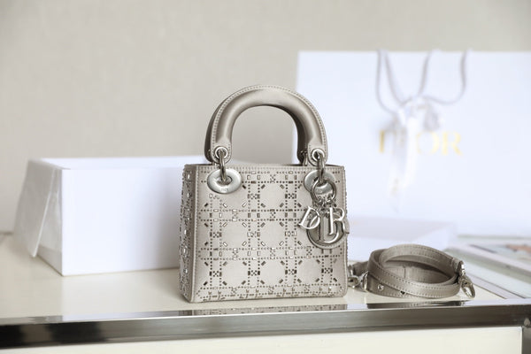 Borsa CD Lady Dior Mini Diamond in raso grigio