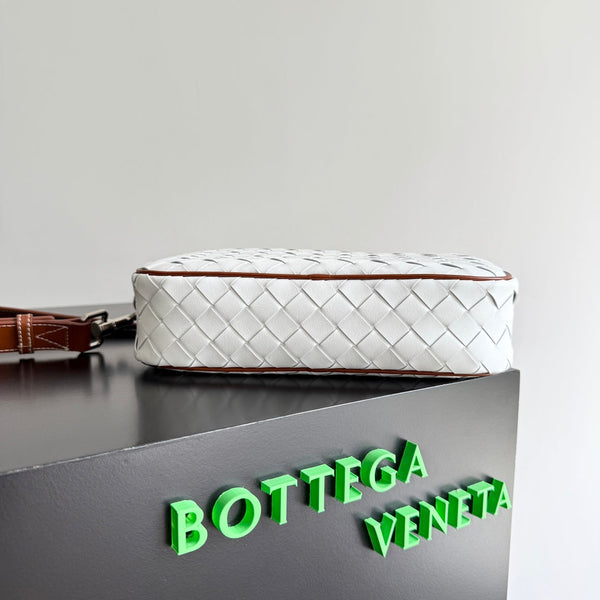 BV 25 Small Intrecciato Camera Bag 24.5cm White Cowhide HW