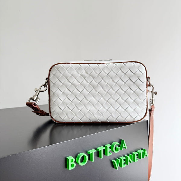 BV 25 Small Intrecciato Camera Bag 24.5cm White Cowhide HW