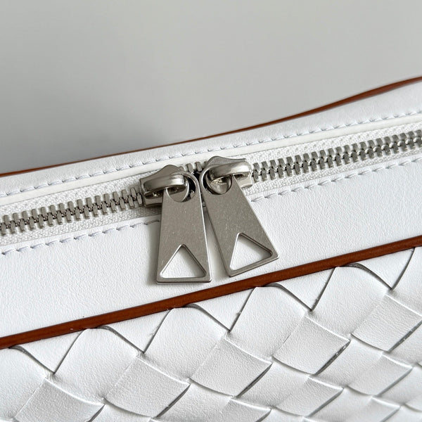 BV 25 Small Intrecciato Camera Bag 24.5cm White Cowhide HW