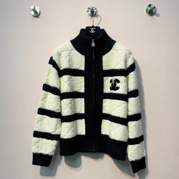 Cardigan Chanel 25 en maille rayée avec col montant et fermeture éclair en laine noire et blanche 317967