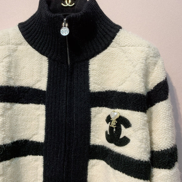 Cardigan Chanel 25 en maille rayée avec col montant et fermeture éclair en laine noire et blanche 317967