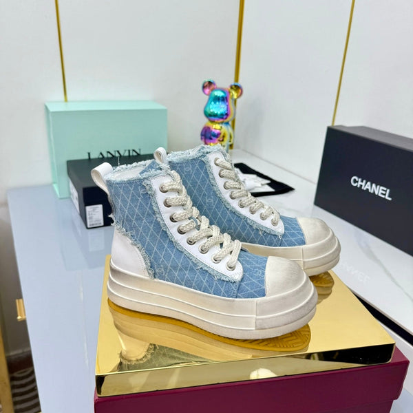 Sneaker alta Chanel 25 in denim di vacchetta azzurro chiaro bianco Frabic 469780