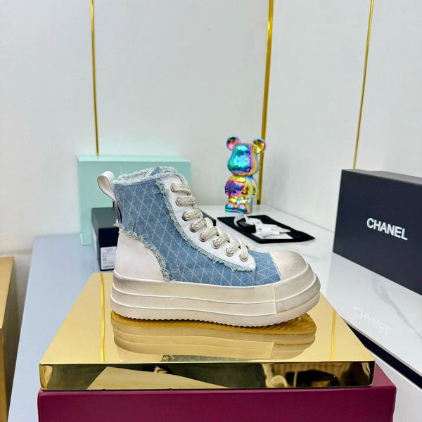 Sneaker alta Chanel 25 in denim di vacchetta azzurro chiaro bianco Frabic 469780