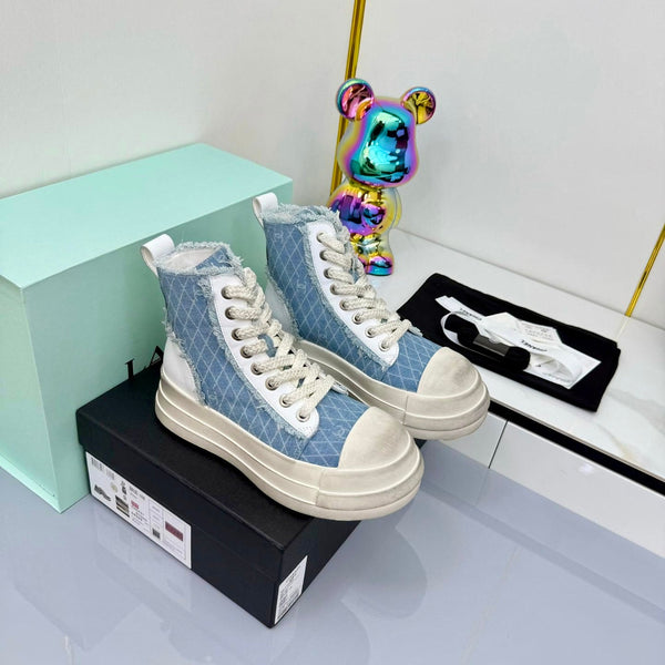 Sneaker alta Chanel 25 in denim di vacchetta azzurro chiaro bianco Frabic 469780