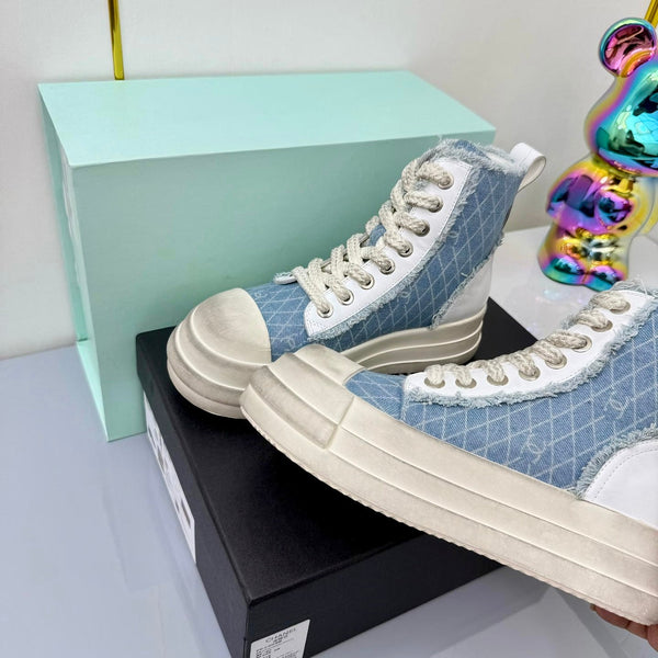Sneaker alta Chanel 25 in denim di vacchetta azzurro chiaro bianco Frabic 469780