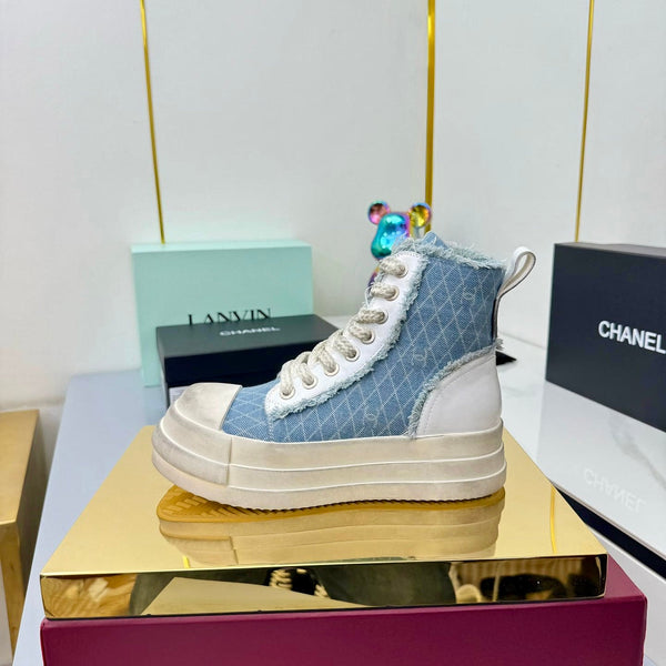 Sneaker alta Chanel 25 in denim di vacchetta azzurro chiaro bianco Frabic 469780