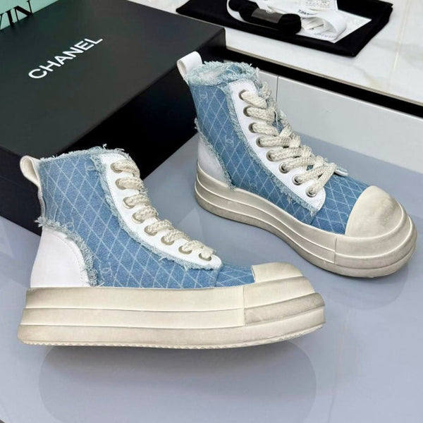 Sneaker alta Chanel 25 in denim di vacchetta azzurro chiaro bianco Frabic 469780
