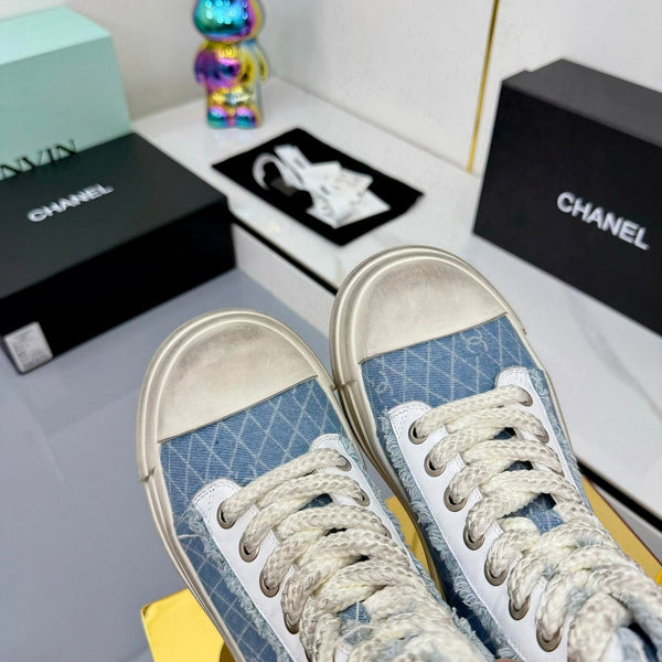 Sneaker alta Chanel 25 in denim di vacchetta azzurro chiaro bianco Frabic 469780