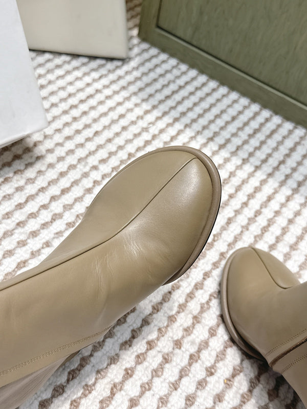 The Row 2025 Bottines à talon épais et bout rond en cuir taupe 572088