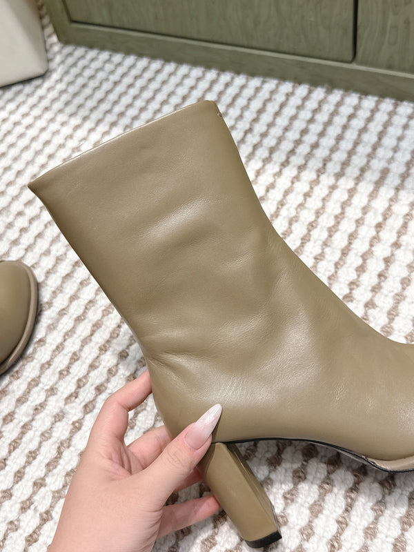 The Row 2025 Bottines à talon épais et bout rond en cuir taupe 572088