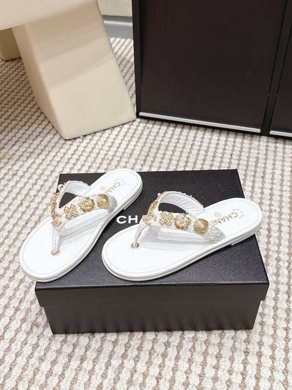CC 26s Flip-Flops Witch Charm White Tweed Sheepskin 632368
