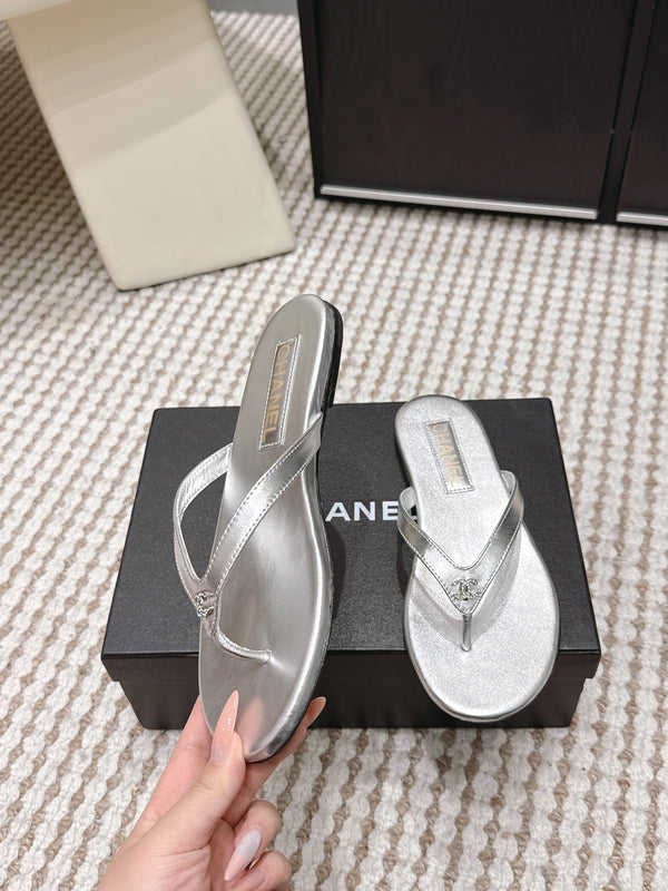 CC 26ss Flip-Flops Sliver Metalic Sheepskin 653601