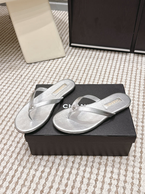 CC 26ss Flip-Flops Sliver Metalic Sheepskin 653601
