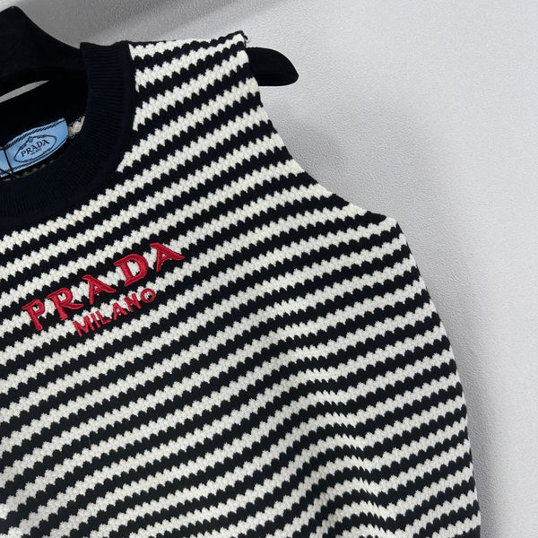 Prada Gilet en maille 26s Blanc Noir Rayures Tricot côtelé 348998