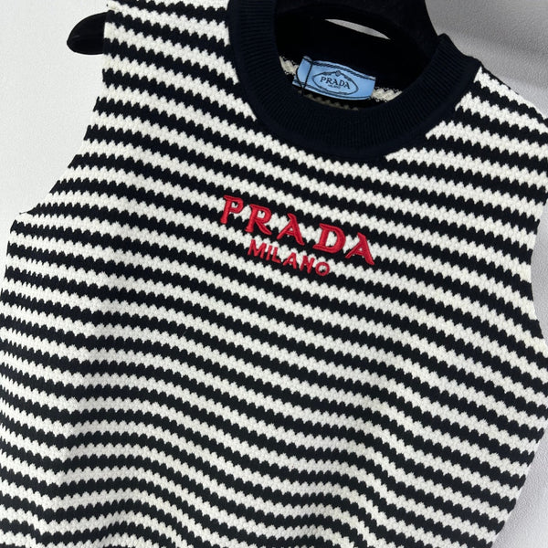 Prada Gilet en maille 26s Blanc Noir Rayures Tricot côtelé 348998