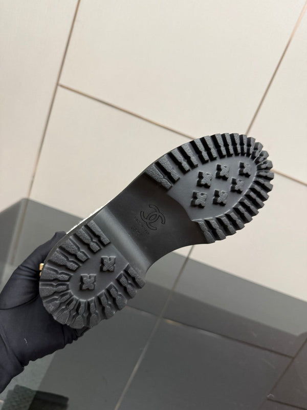 CC platform snow boots white black sheepskin and wool 532187