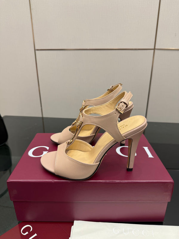 Sandales à talons hauts GG G-Buckle 10,5 cm en cuir de vachette beige 725306