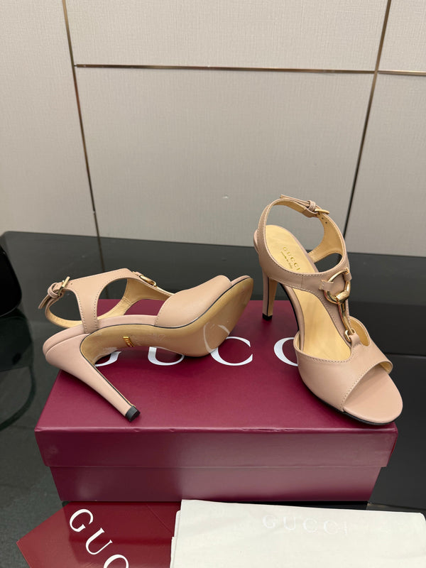 Sandales à talons hauts GG G-Buckle 10,5 cm en cuir de vachette beige 725306