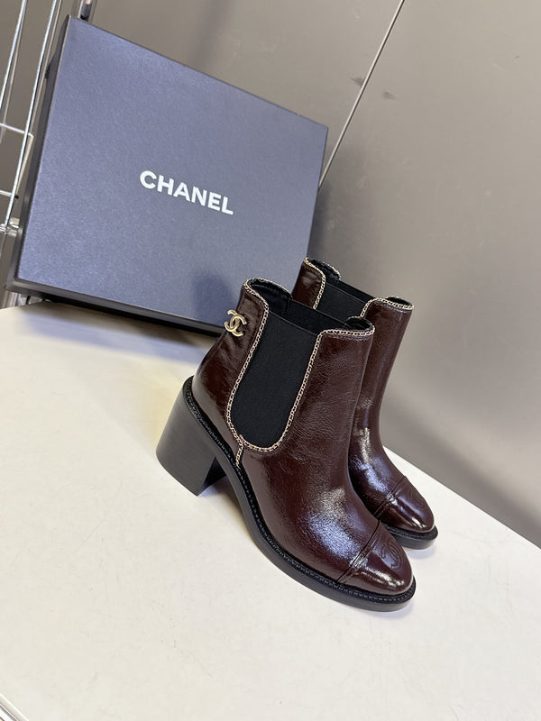 CC 26s Chain-Embellished Ankle Boots Brown Glossy Lambskin 948055