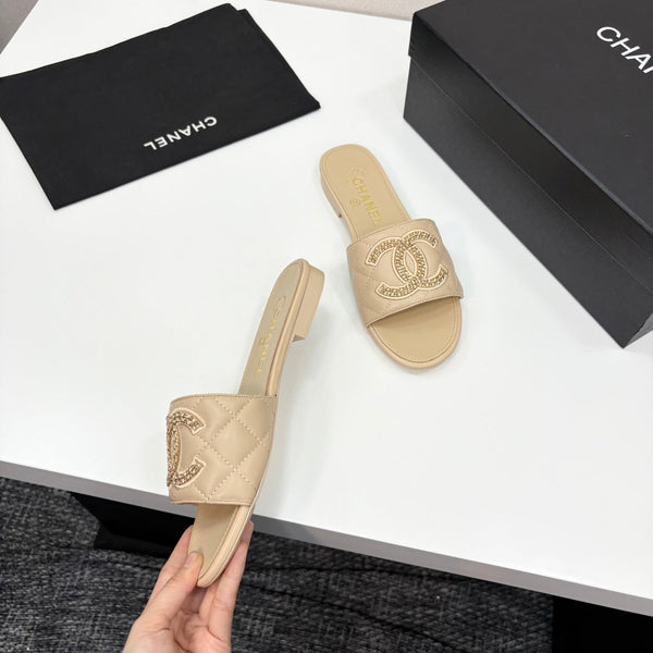 CC 25 Doubble Chain Embroidered Slippers Beige Quilted Sheepskin 352491