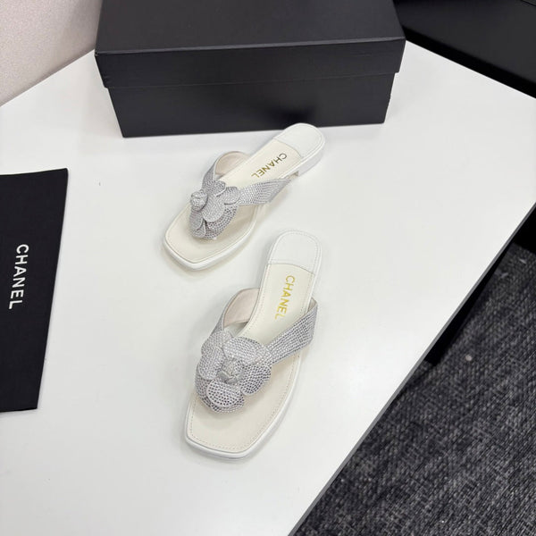CC 25 Camellia Thong Sandals Silver Stone Grain And Sheepskin 368833