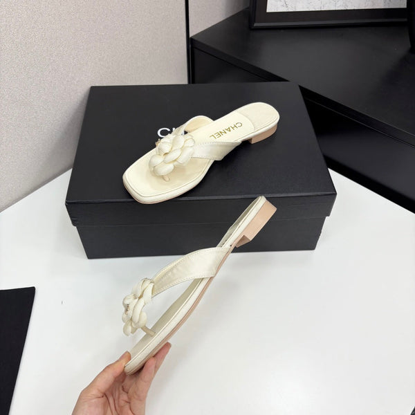 CC 25 Camellia Thong Sandals Ivory Sheepskin And Fabric 368836