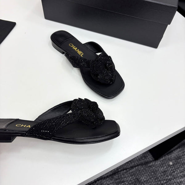 CC 25 Camellia Thong Sandals Black Stone Grain And Sheepskin 368834
