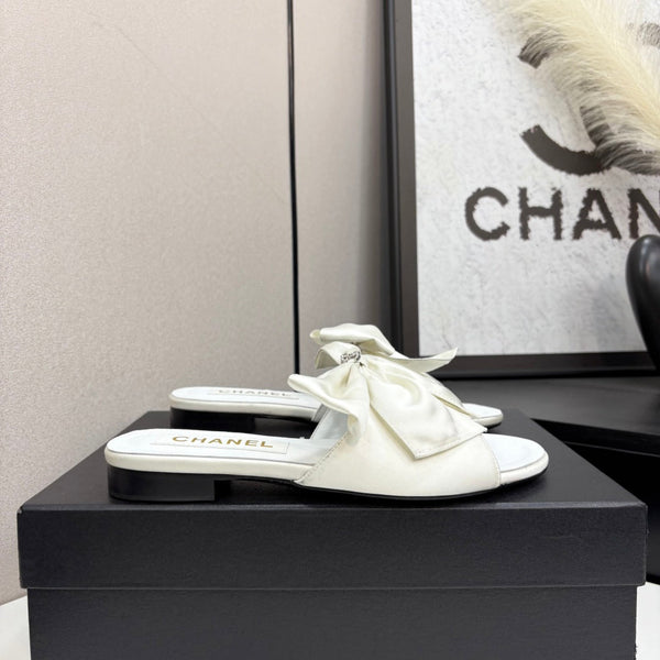 CC 25 Big Bow Mule White Satin And Sheepskin 368865
