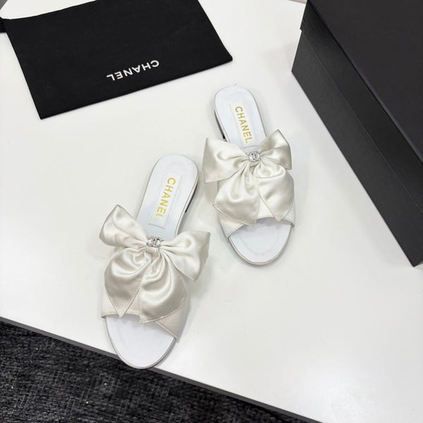 CC 25 Big Bow Mule White Satin And Sheepskin 368865