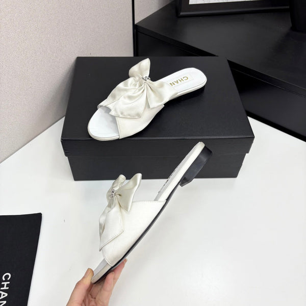 CC 25 Big Bow Mule White Satin And Sheepskin 368865