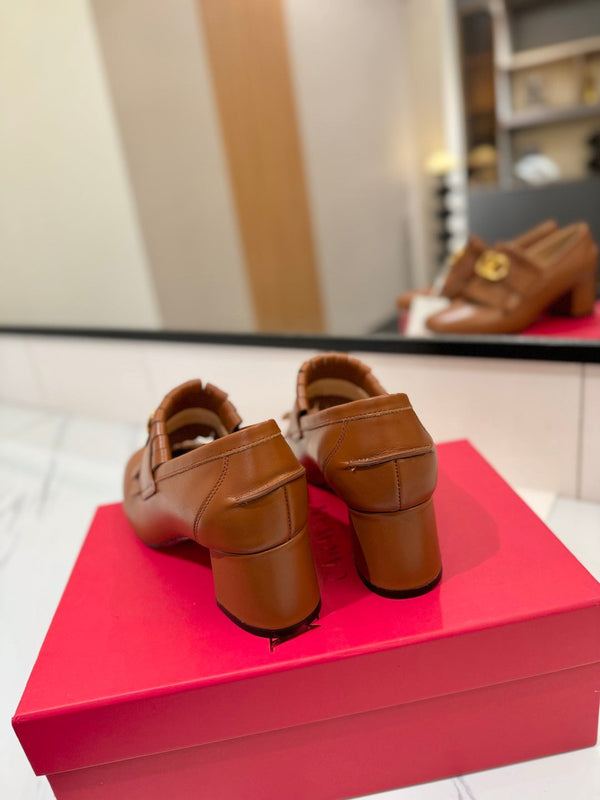 Mocassino con tacco VT 2025 Signature in pelle di vitello marrone 295069