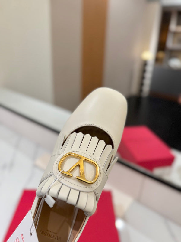 VT 2025 Signature Loafer Ivory Calf Leather 295071